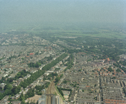 85378 Luchtfoto van het oostelijke deel van de stad Utrecht, uit het zuiden. In het midden de Oosterspoorweg met links ...